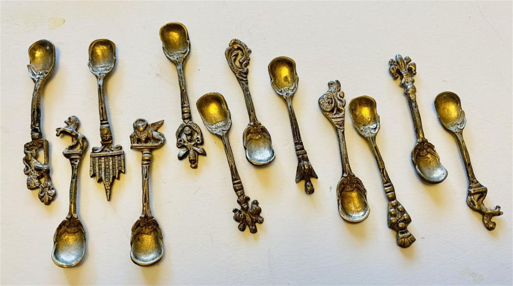 Lot 329: Spoon collection - 12  Italian