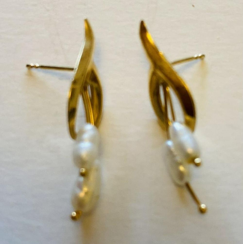 Lot 339: Earrings gold fill rice pearl