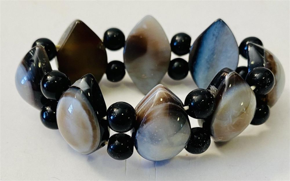 Lot 380: Agate bulls eye bracelet