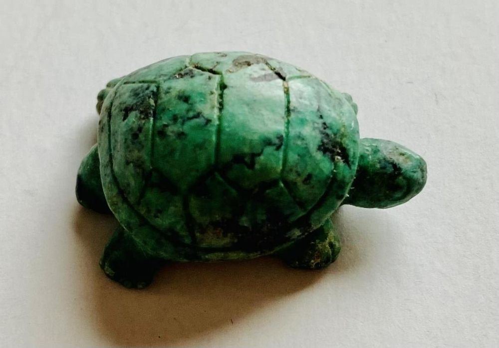 Lot 431: Turquoise carved turtle 1 inch