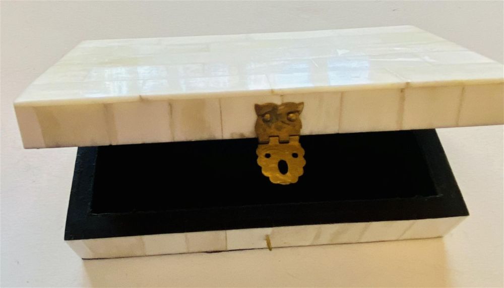 Lot 160: Inlaid shell box lined