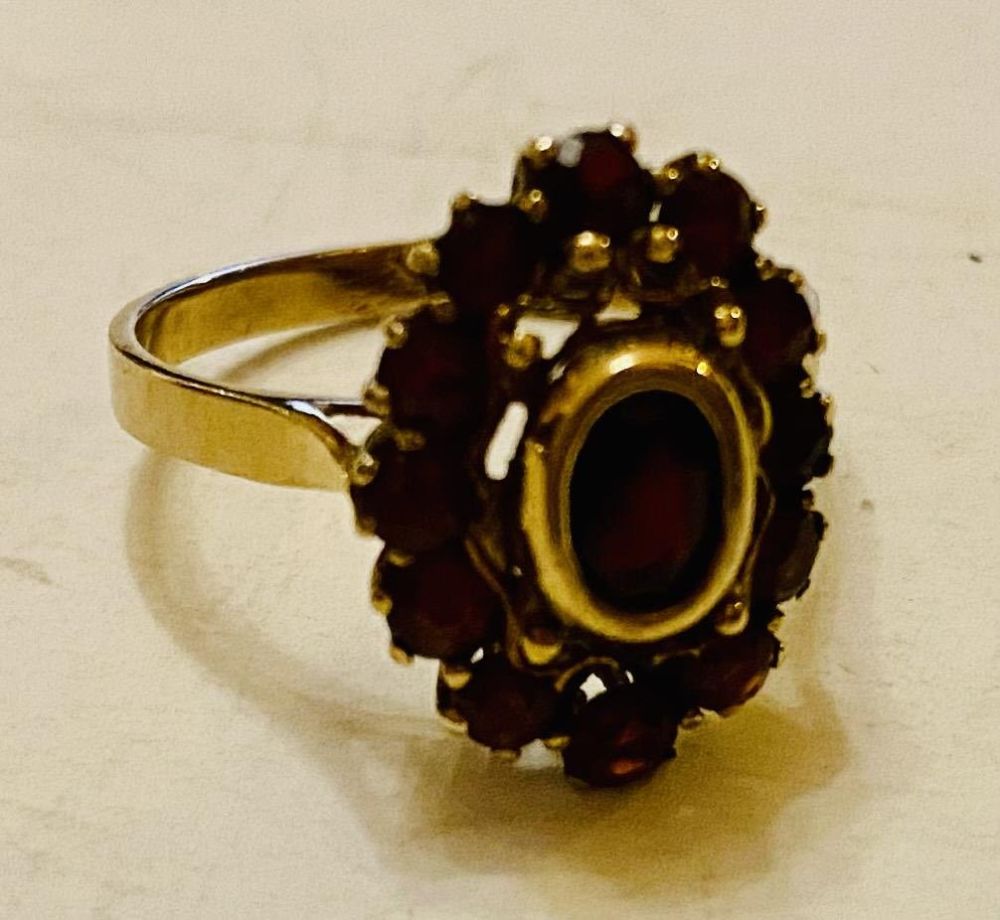 Lot 162: Garnet vintage ring gold