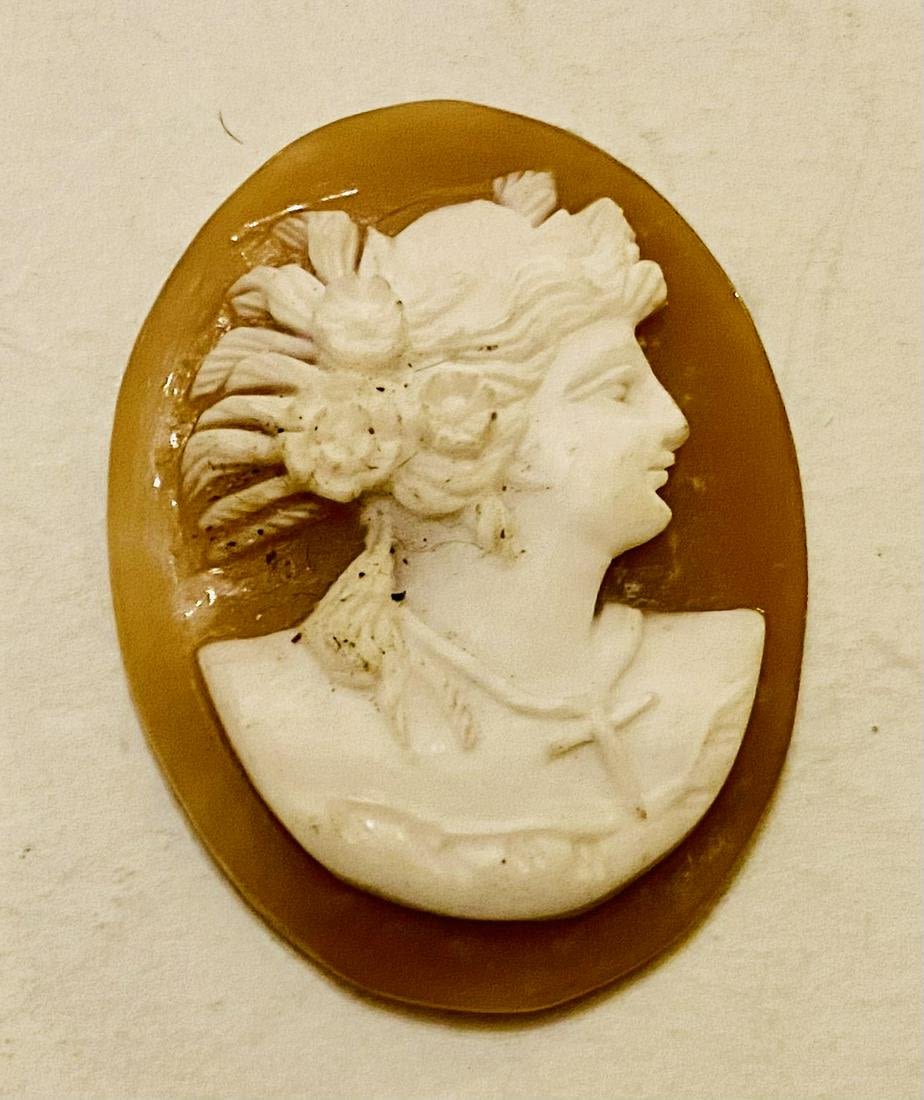 Lot 180: Cameo Italian carved lady