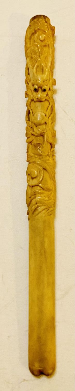 Lot 186: Dragon carved cigarette holder