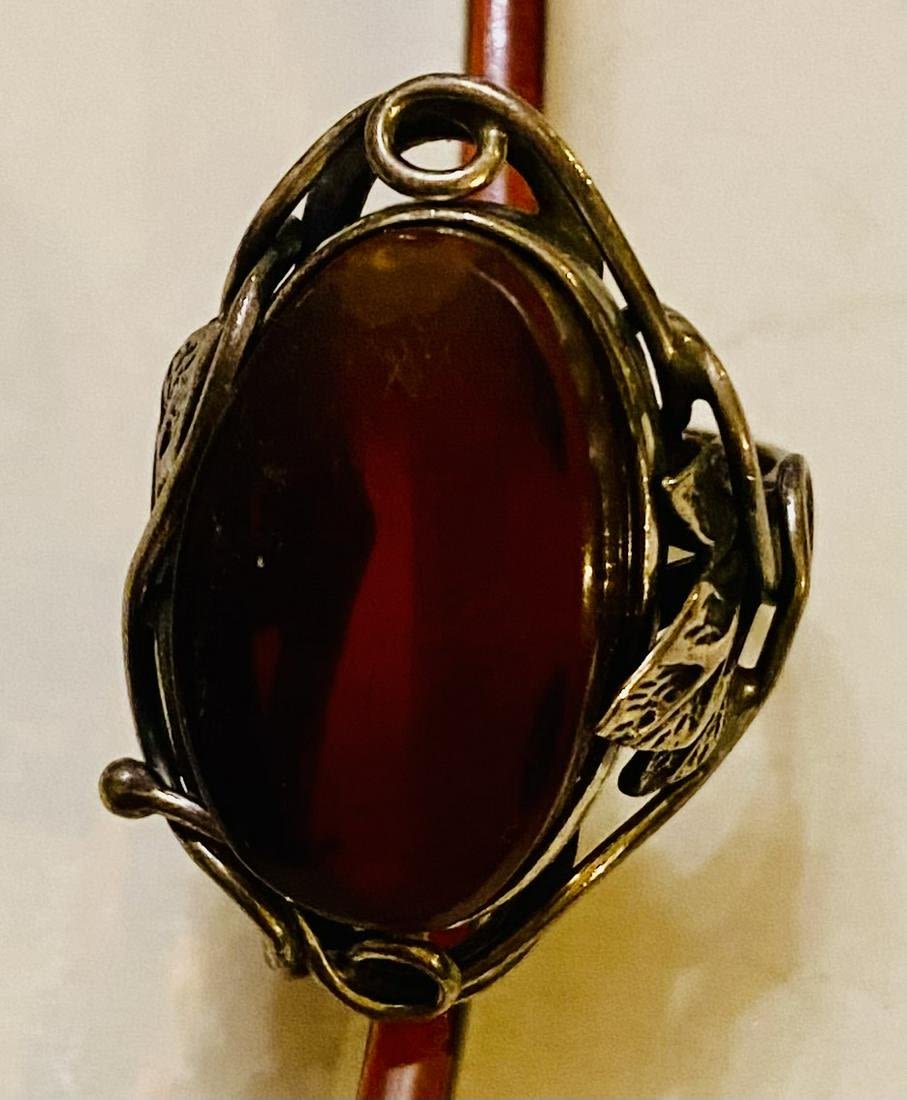Lot 189: Amber sterling ring fancy setting