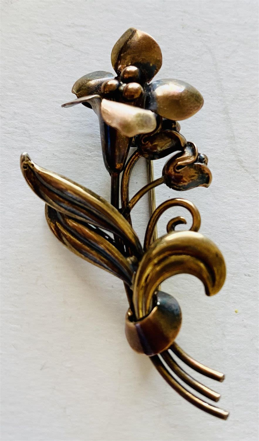 Lot 200: Vintage silver flower pin