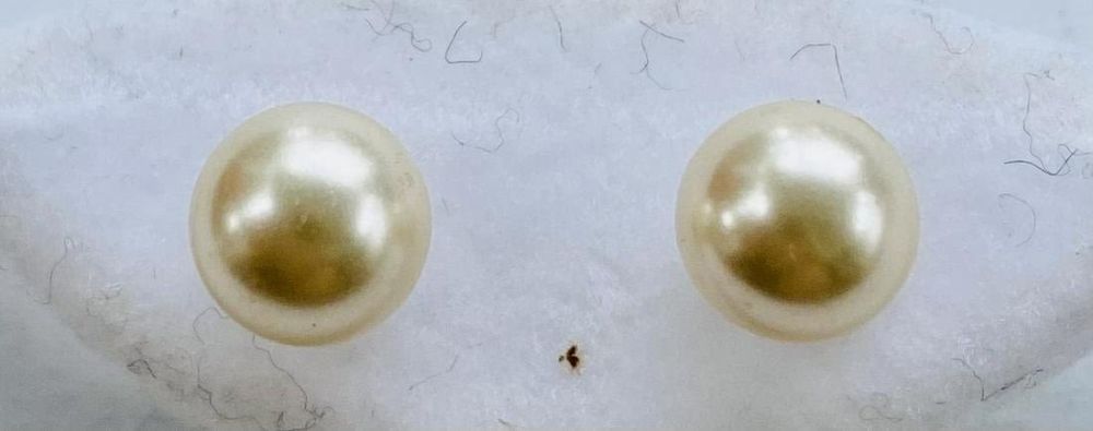 Lot 158: Pearl earrings white lustre