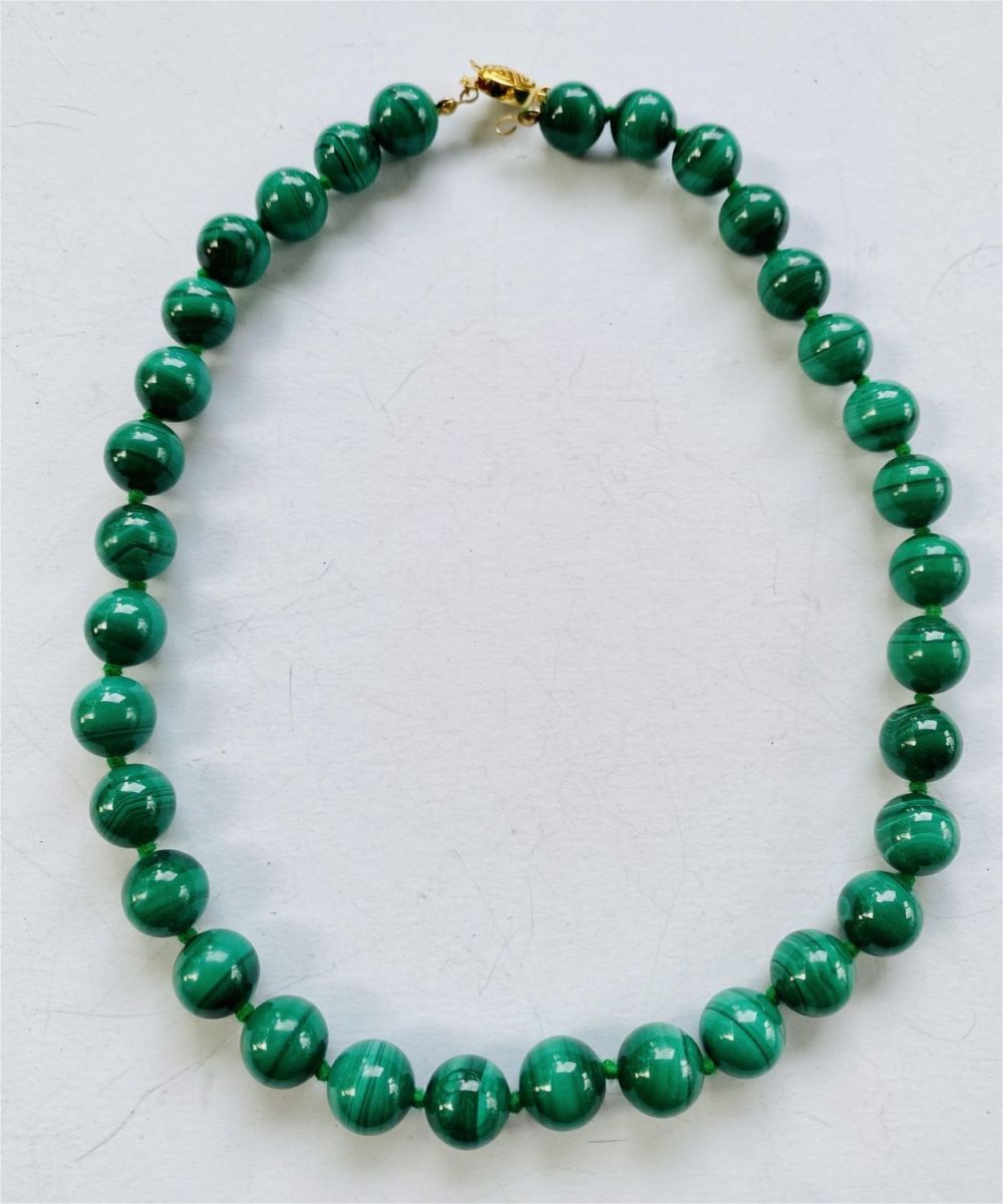 Lot 174: Malachite beads knotted 10 mm