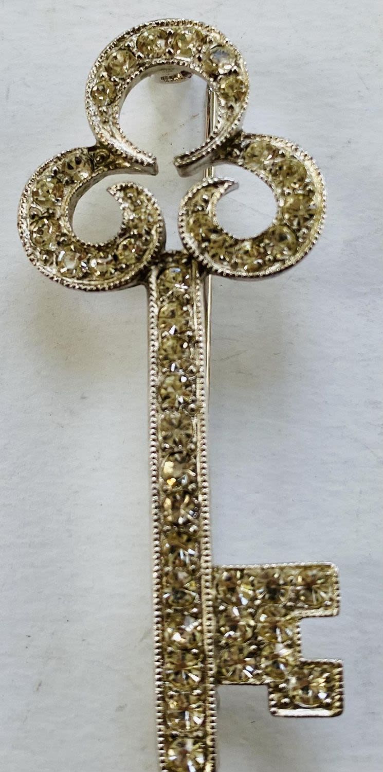Lot 200: Rhinestone key pin antique design