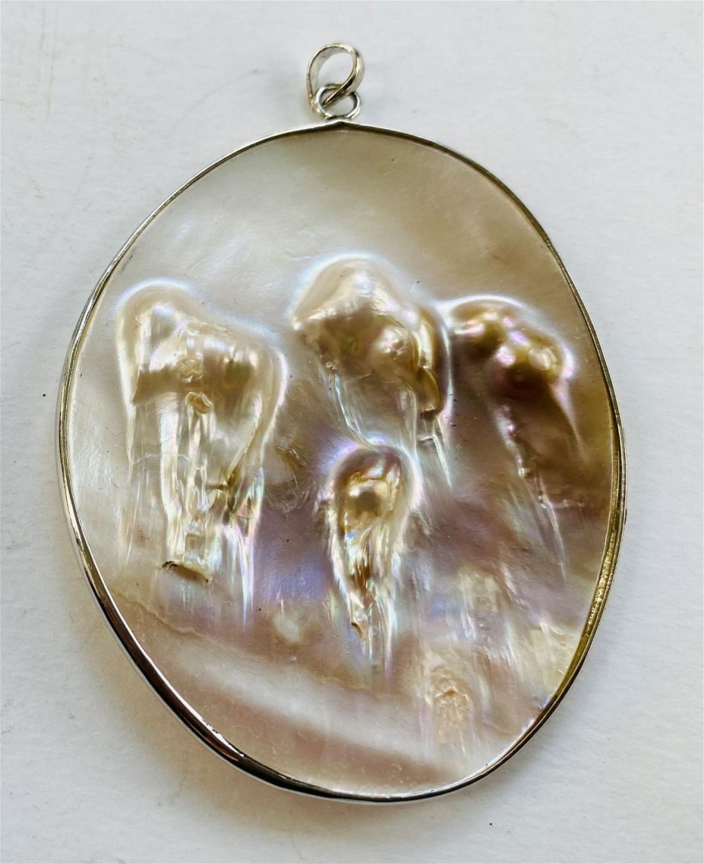Lot 205: Mother of pearl shell pendant with pearls