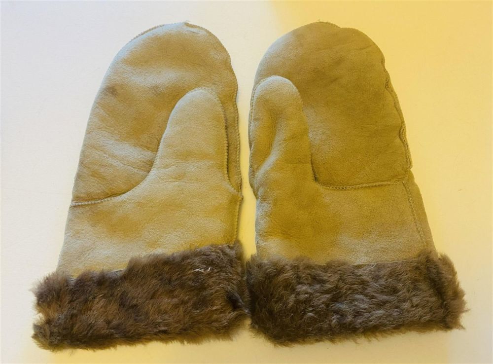 Lot 234: Vintage winter fur mittens