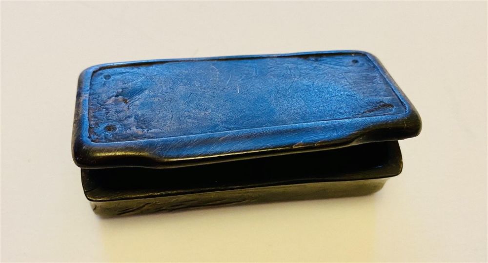 Lot 236: Horn antique snuff box