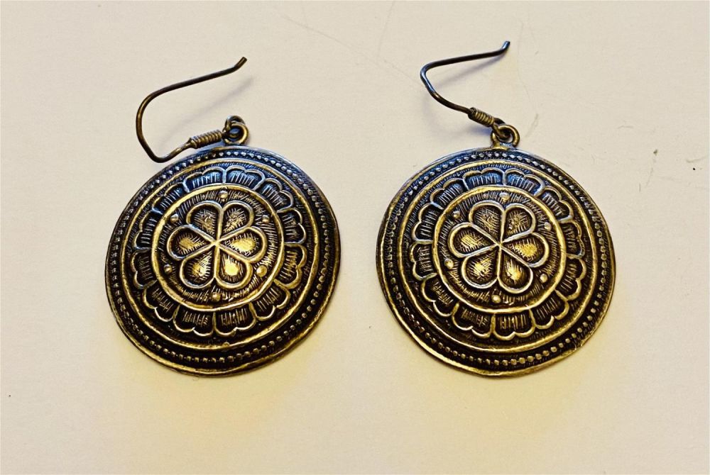 Lot 246: Earrings round large with design