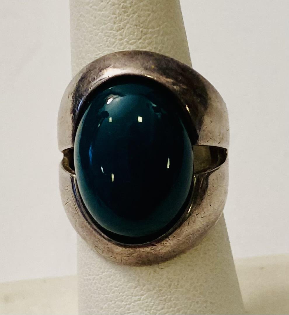 Lot 274: Sterling ring large green stone vintage