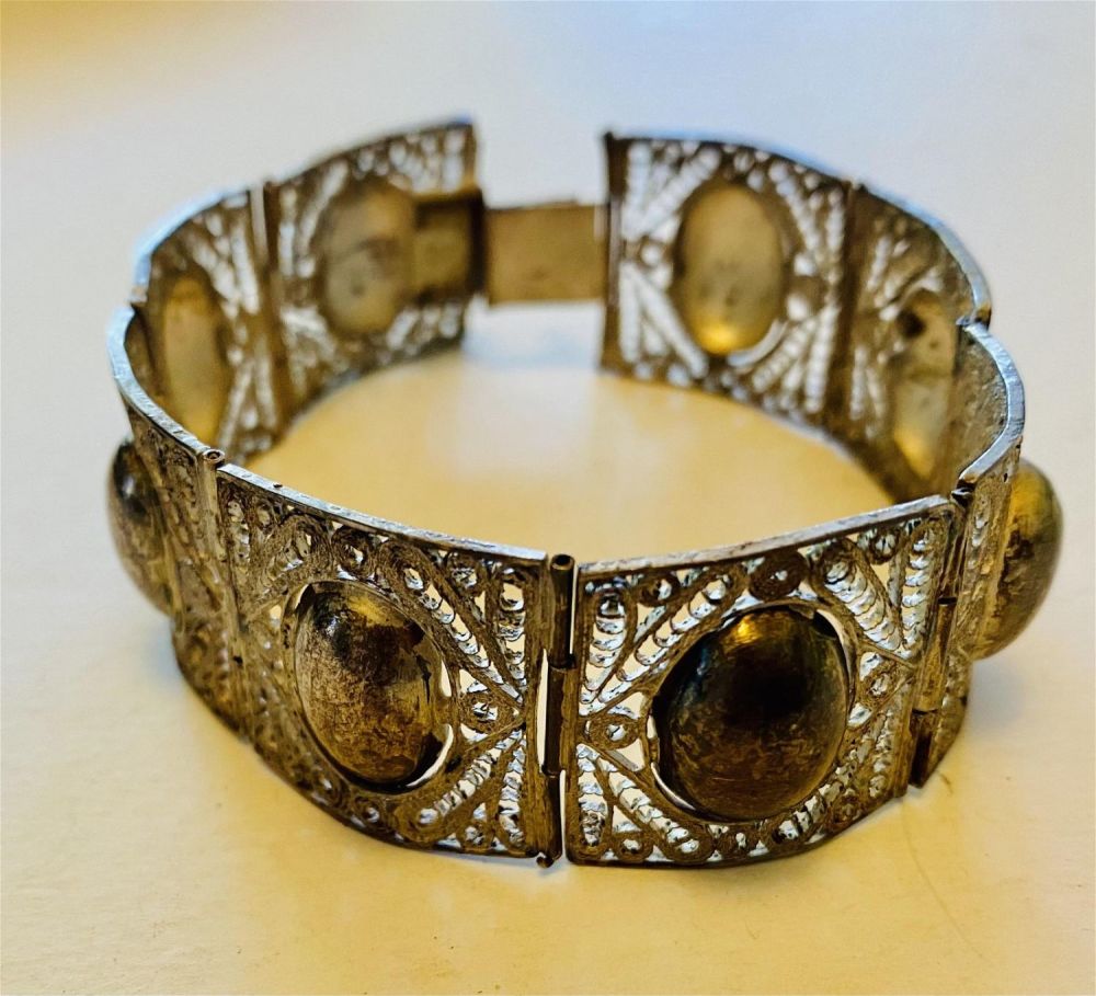 Lot 281: Silver filigre vintage bracelet