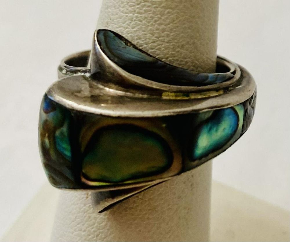 Lot 284: Mexico vintage abalone ring signed Artemio Navarette