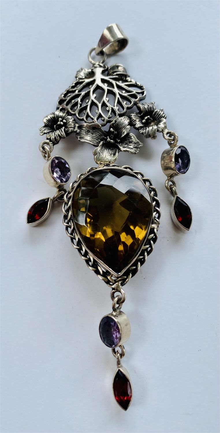 Lot 307: Smoky quartz gemstone pendant fancy