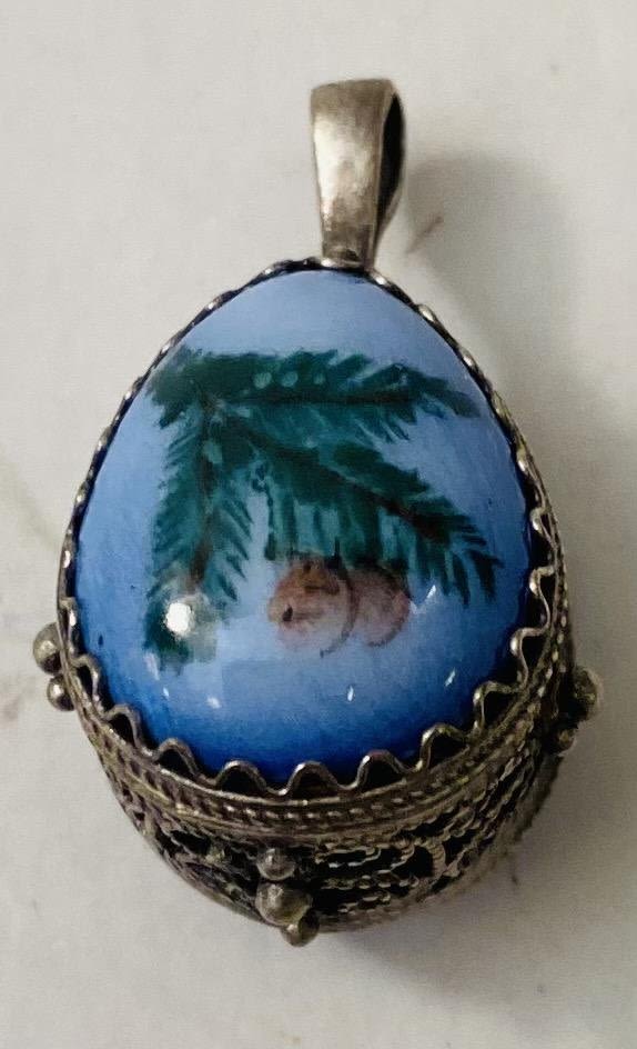 Lot 324: Russian enamel sterling egg pendant