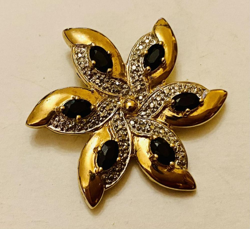 Lot 326: Vermeil sapphire pendant - flower shape