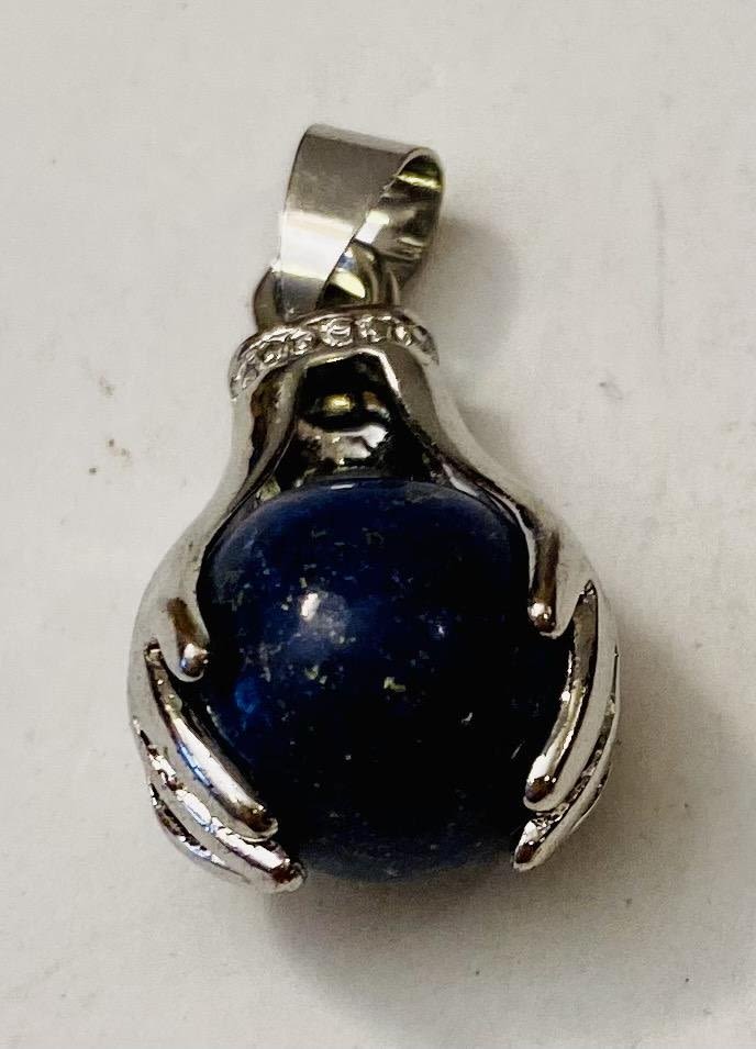 Lot 328: Lapis hands pendant gemstone