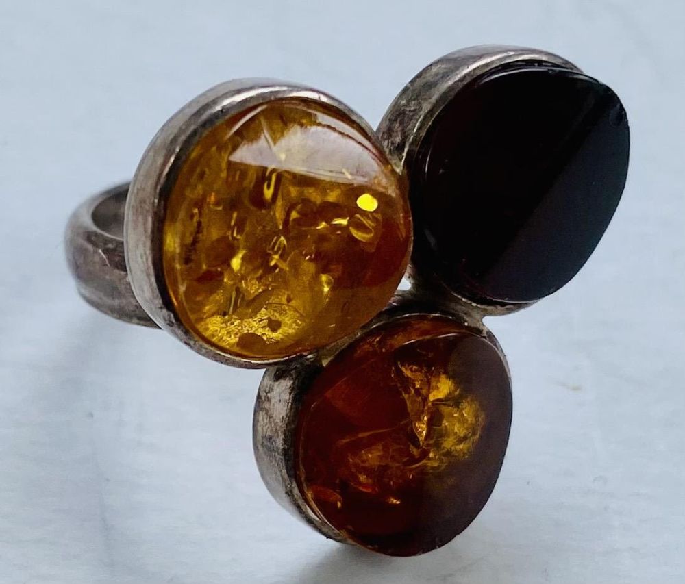 Lot 335: Amber sterling ring cabochon