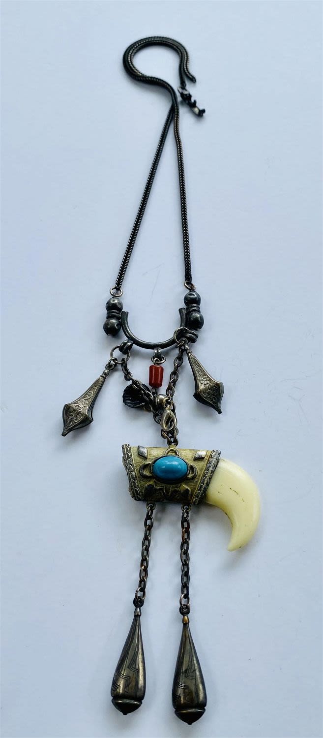 Lot 367: Tribal necklace with claw/turquoise