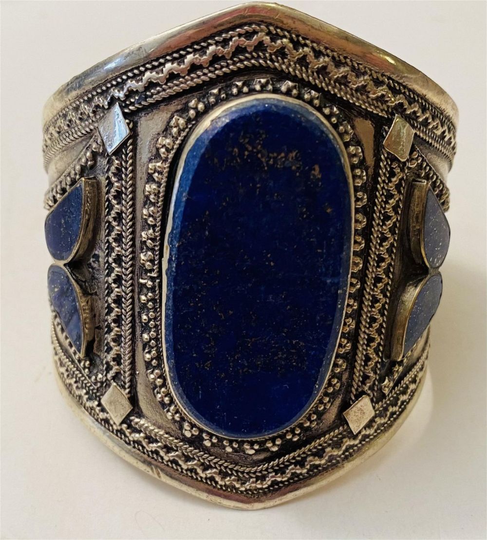 Lot 393: Lapis cuff bracelet cabochon