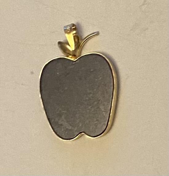 Lot 413: Lapis lazuli apple pendant
