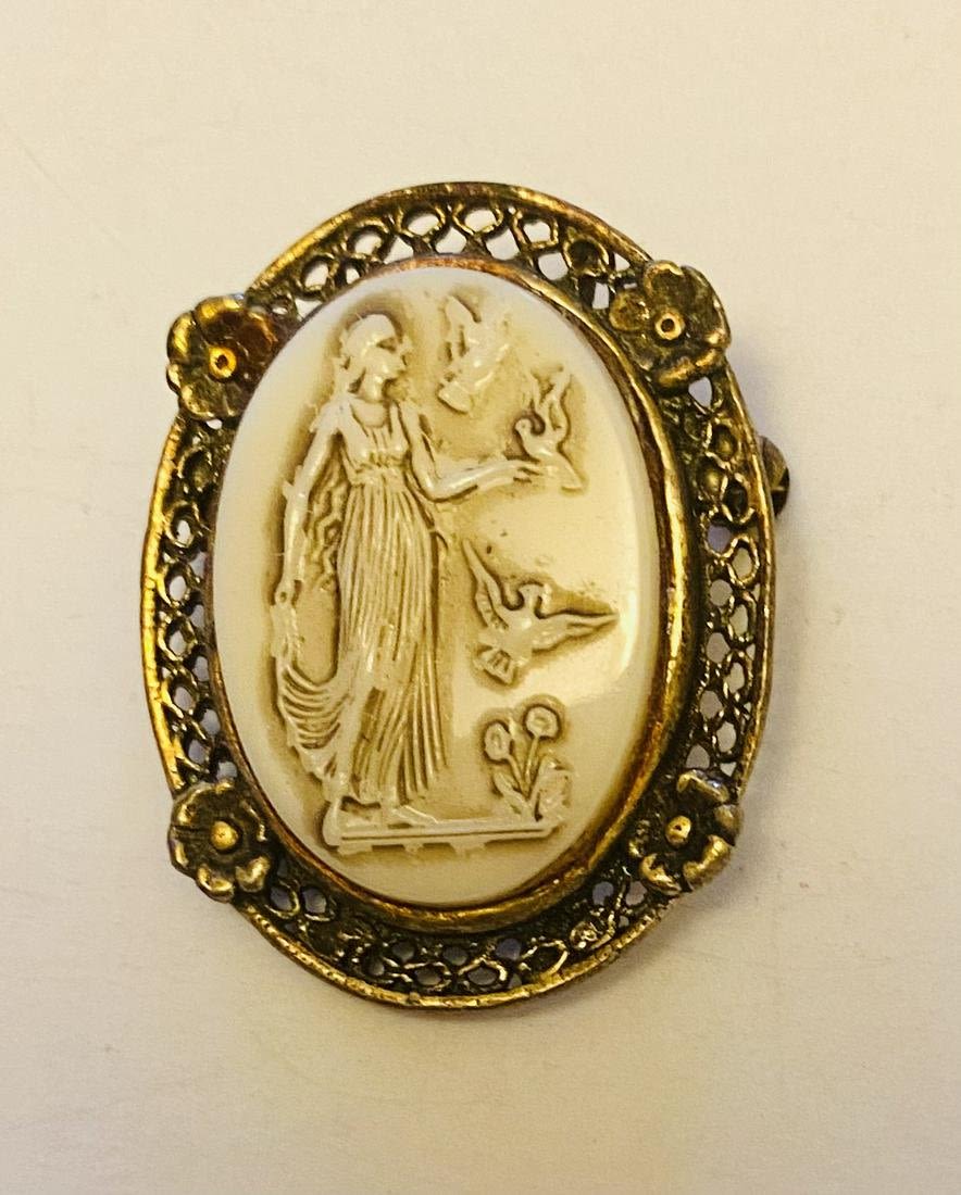 Lot 415: Cameo filigree vintage pin