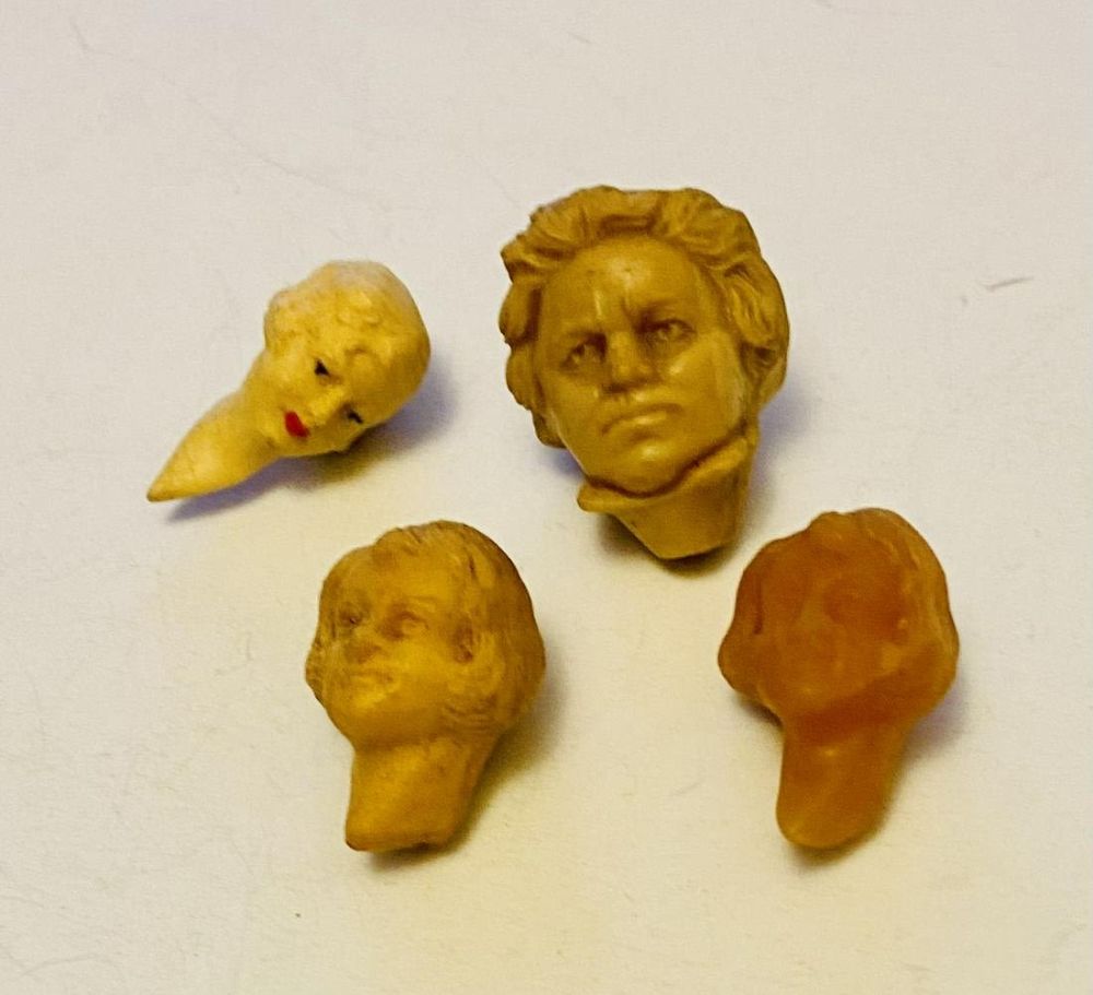 Lot 418: Deco statue heads -- four