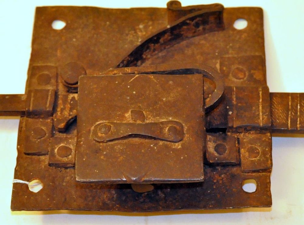 Lot 424: Early 17th c lock