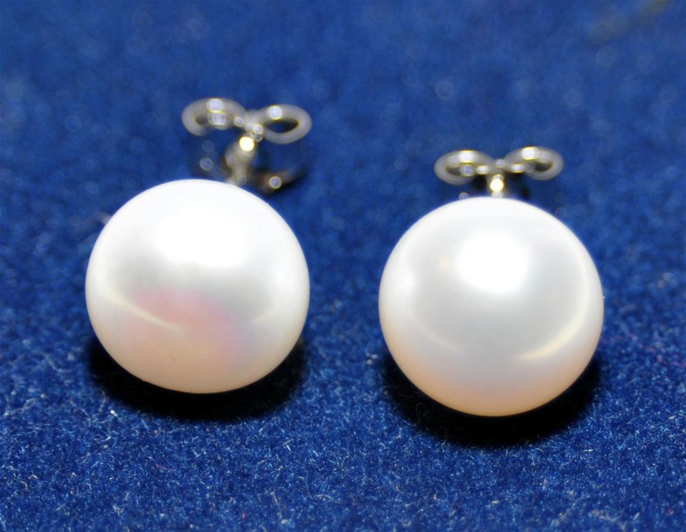 Lot 443: Pearl white earrings lustrous