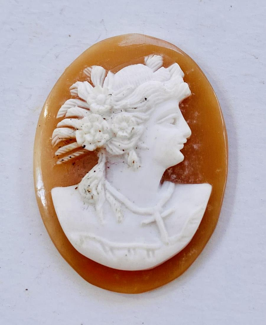 Lot 205: Cameo Italian carved lady