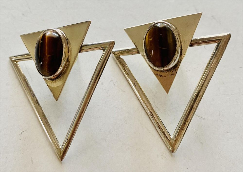 Lot 208: Sterling tiger eye earrings triangle