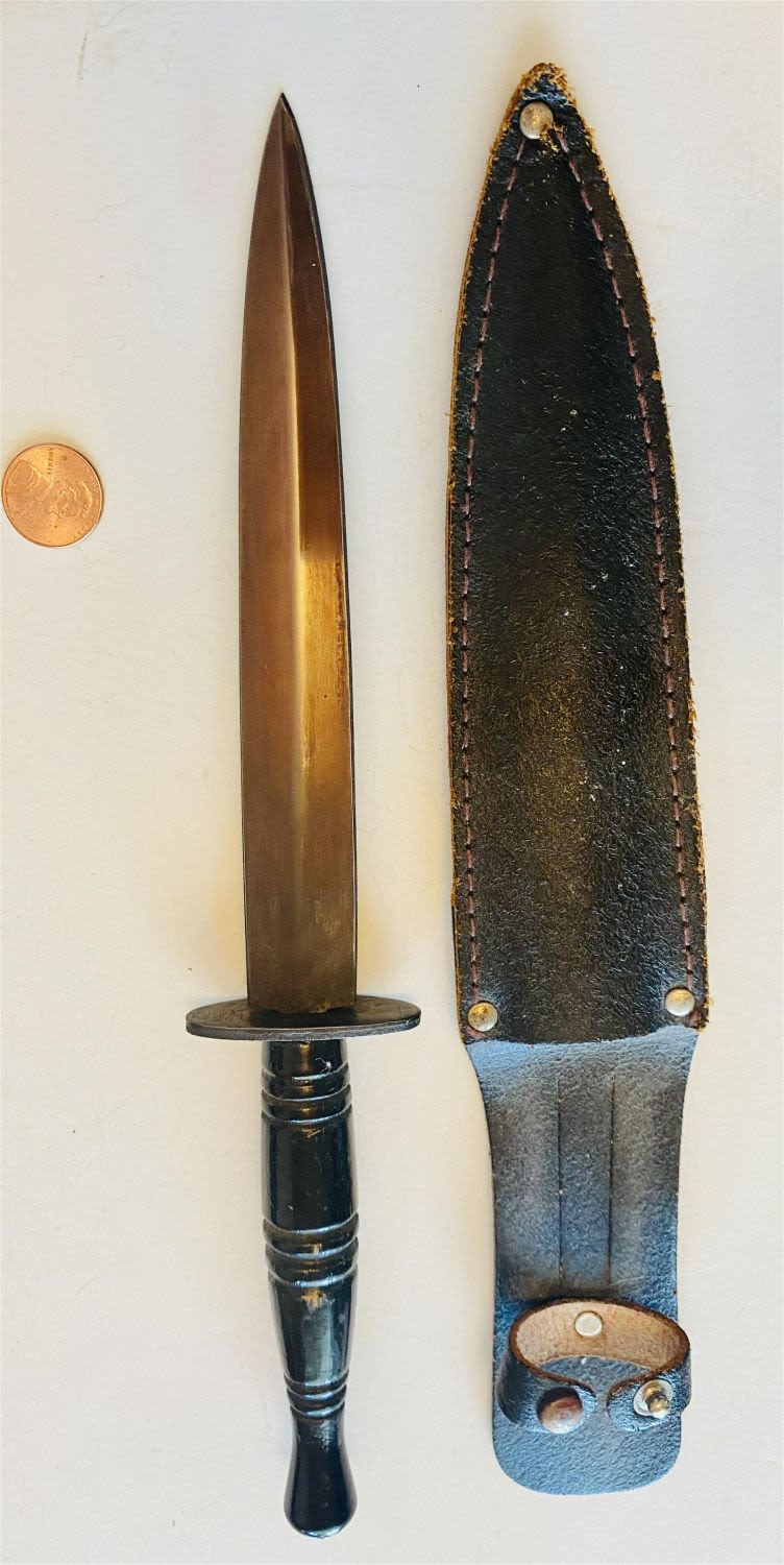 Lot 219: Vintage knife with case