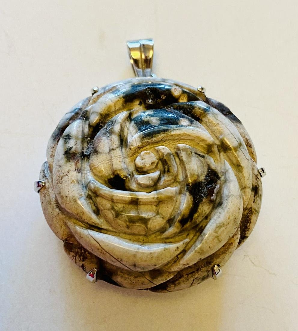 Lot 263: Jasper carved rose pendant