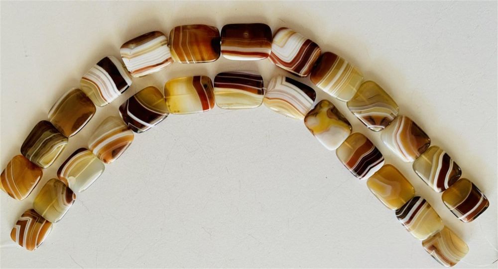 Lot 271: Agate beads - 2 strands polished
