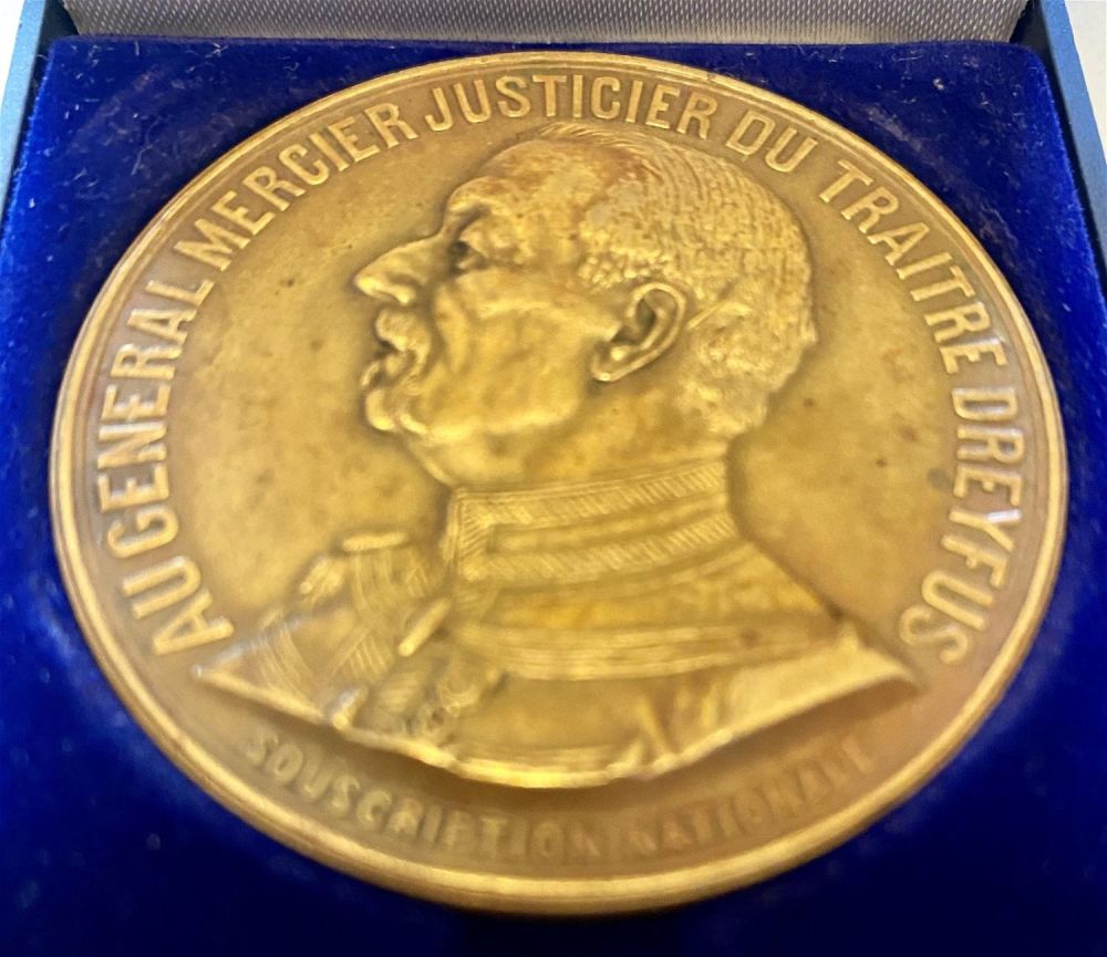 Lot 273: Dreyfus medal boxed French bronze