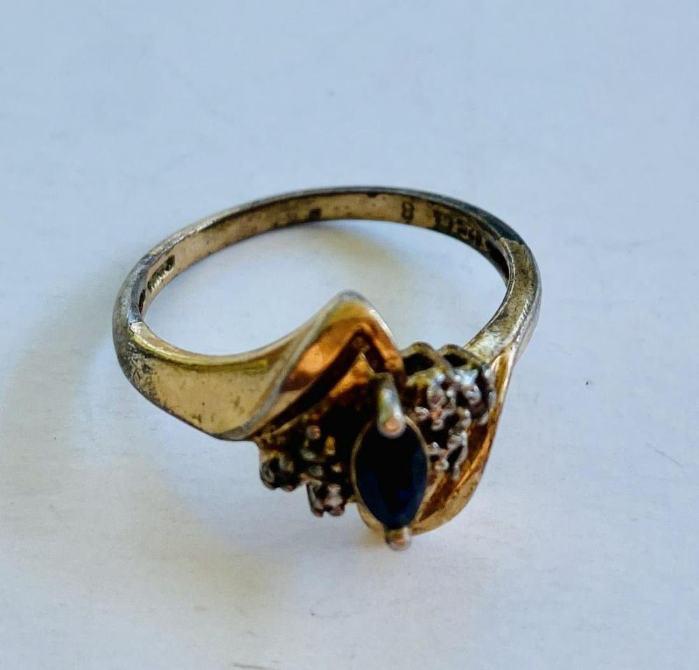 Lot 277: Sapphire sterling vermeil ring