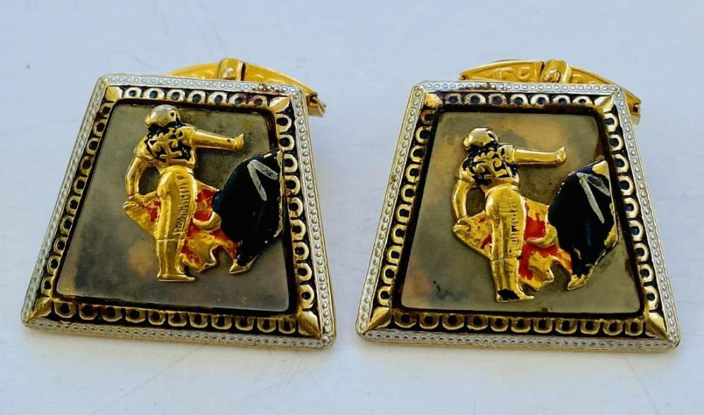 Lot 284: Pair cufflinks matador and bull