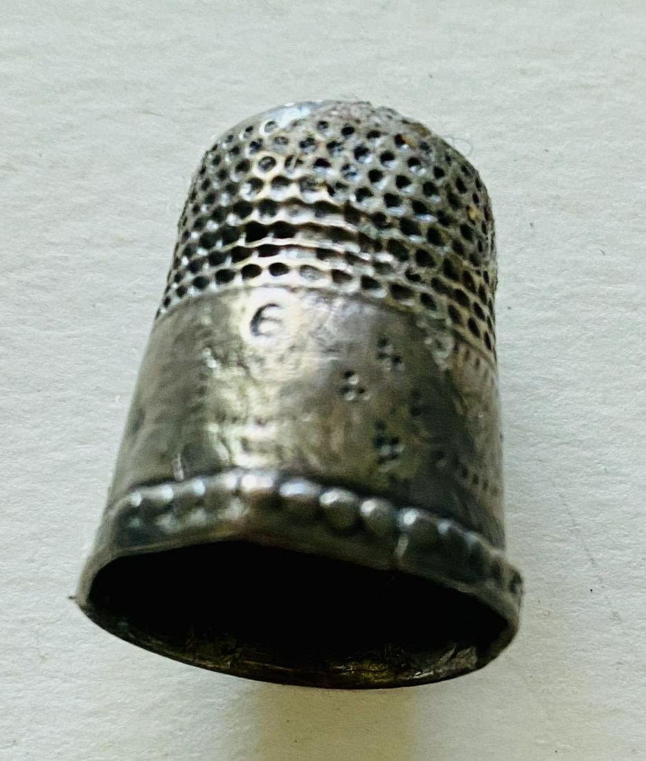 Lot 291: Vintage sewing thimble - silver