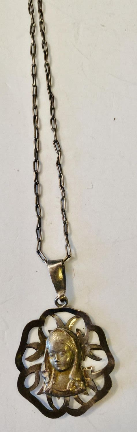 Lot 295: Vintage pendant religious sterling/chain