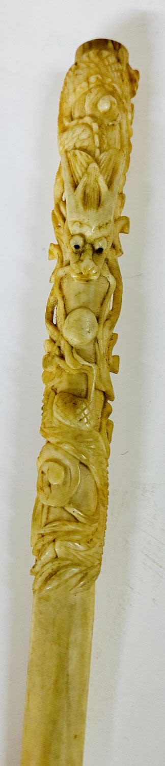 Lot 309: Carved design cigrette holder antique