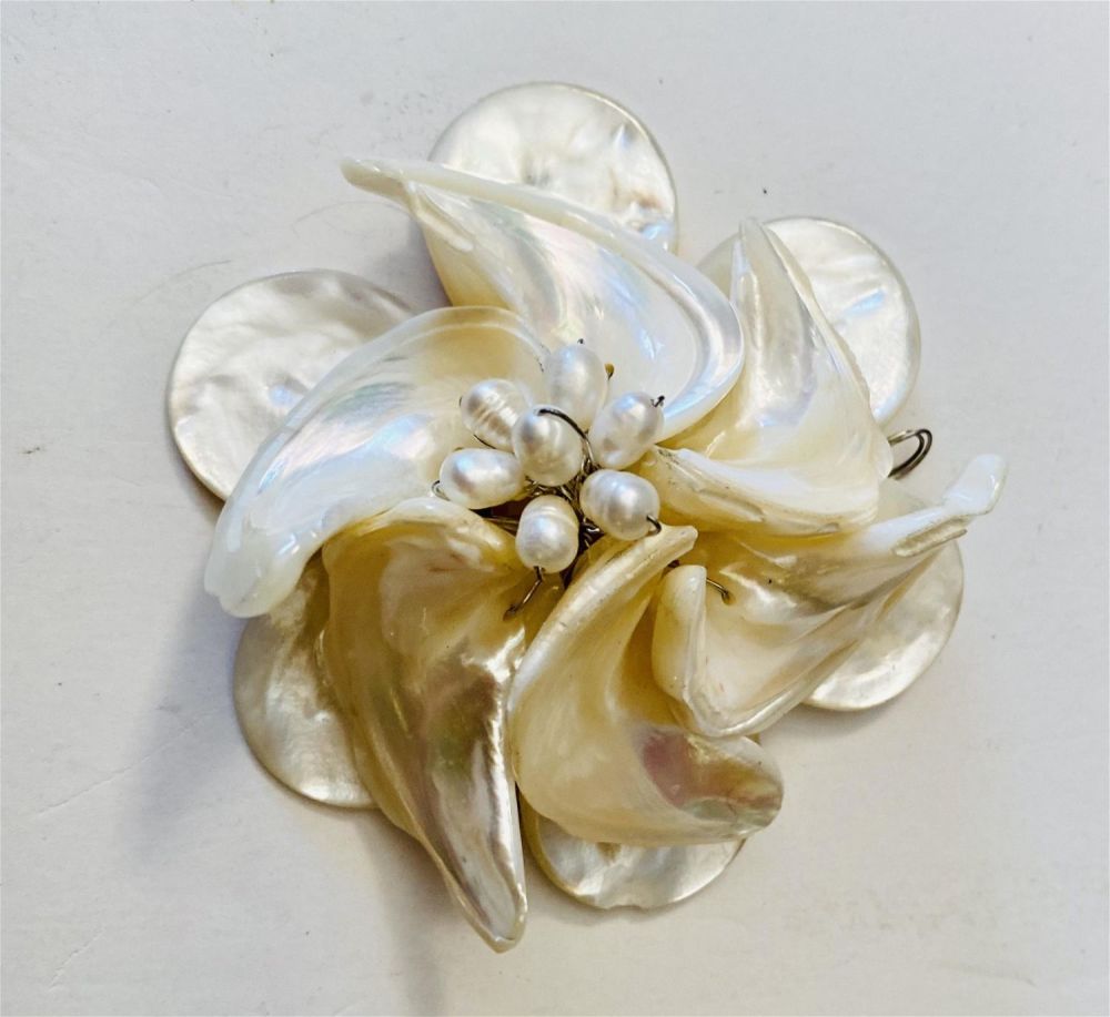 Lot 334: Shell flower pendant large