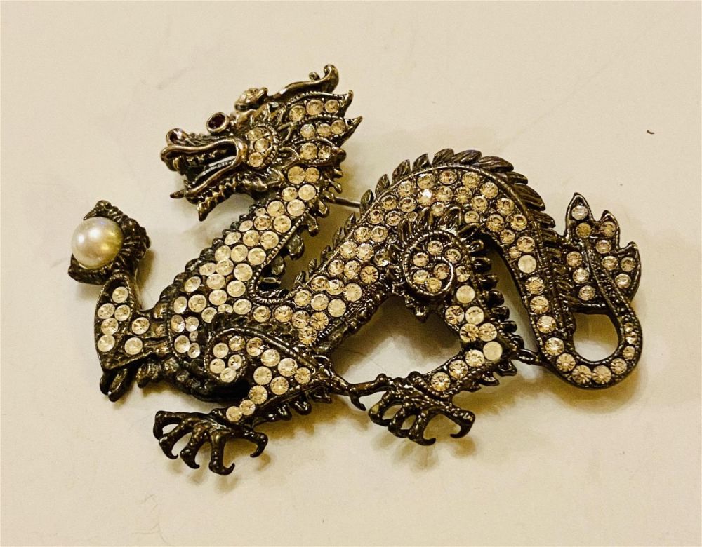 Lot 341: Dragon Franklin Mint pin /pearl