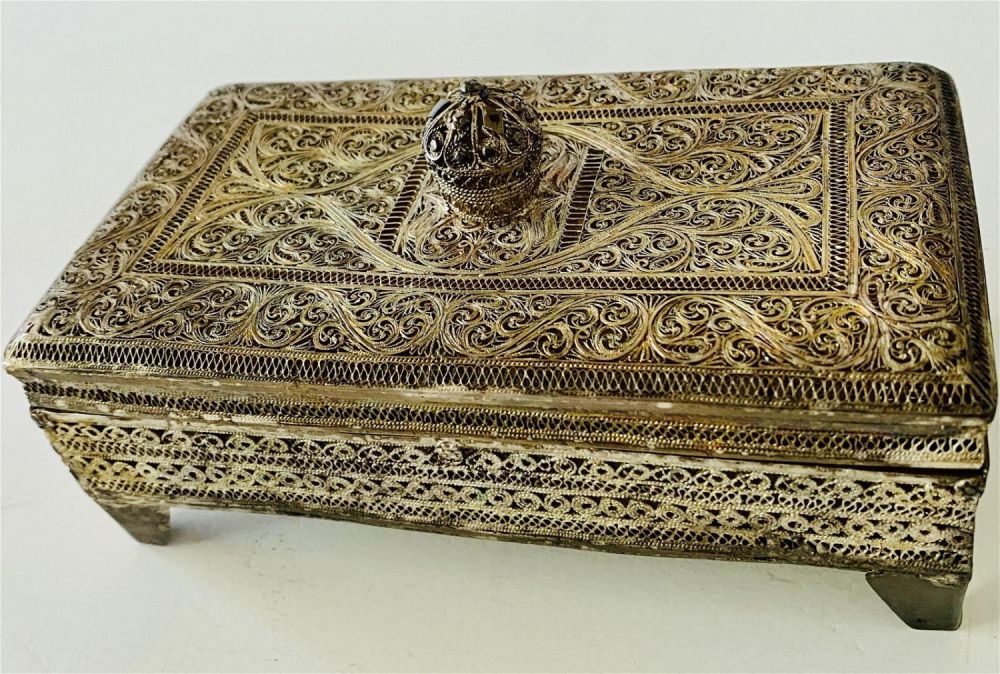 Lot 353: Silver filigree wire box with cover