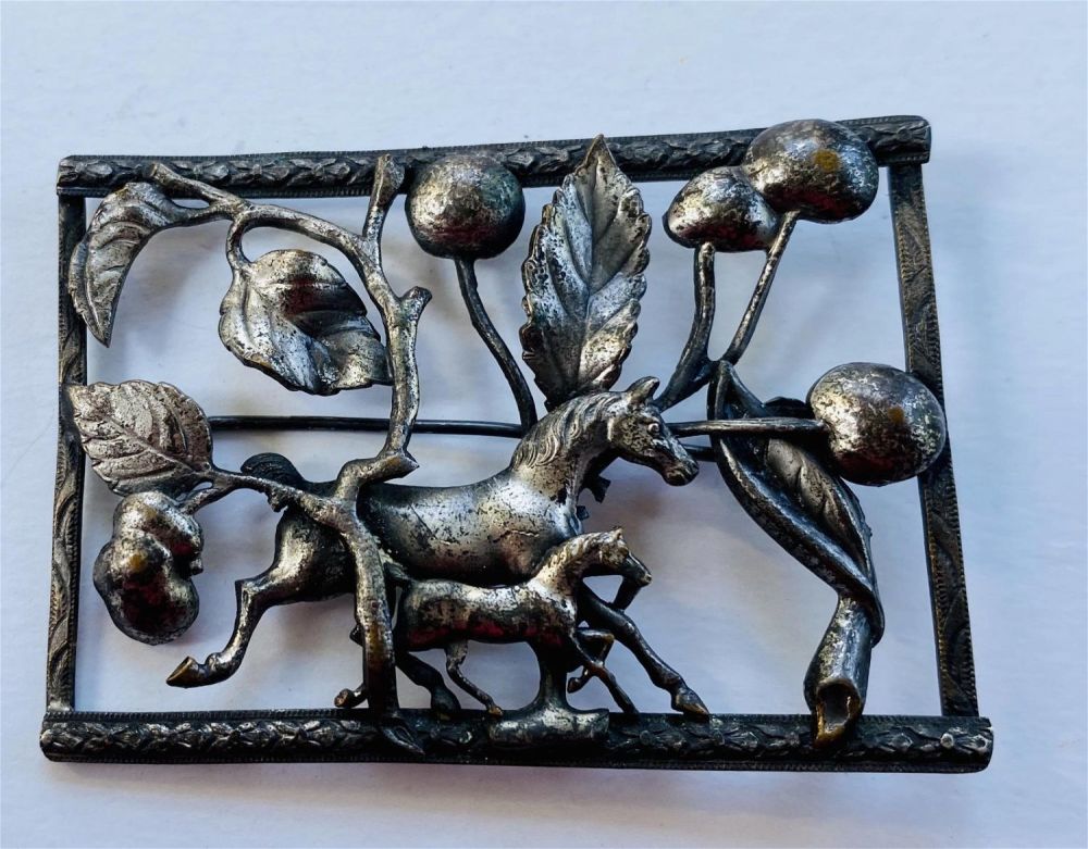 Lot 385: Horse/foal vintage pin