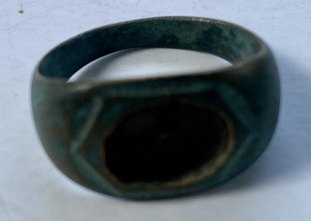 Lot 391: Roman bronze ancient ring