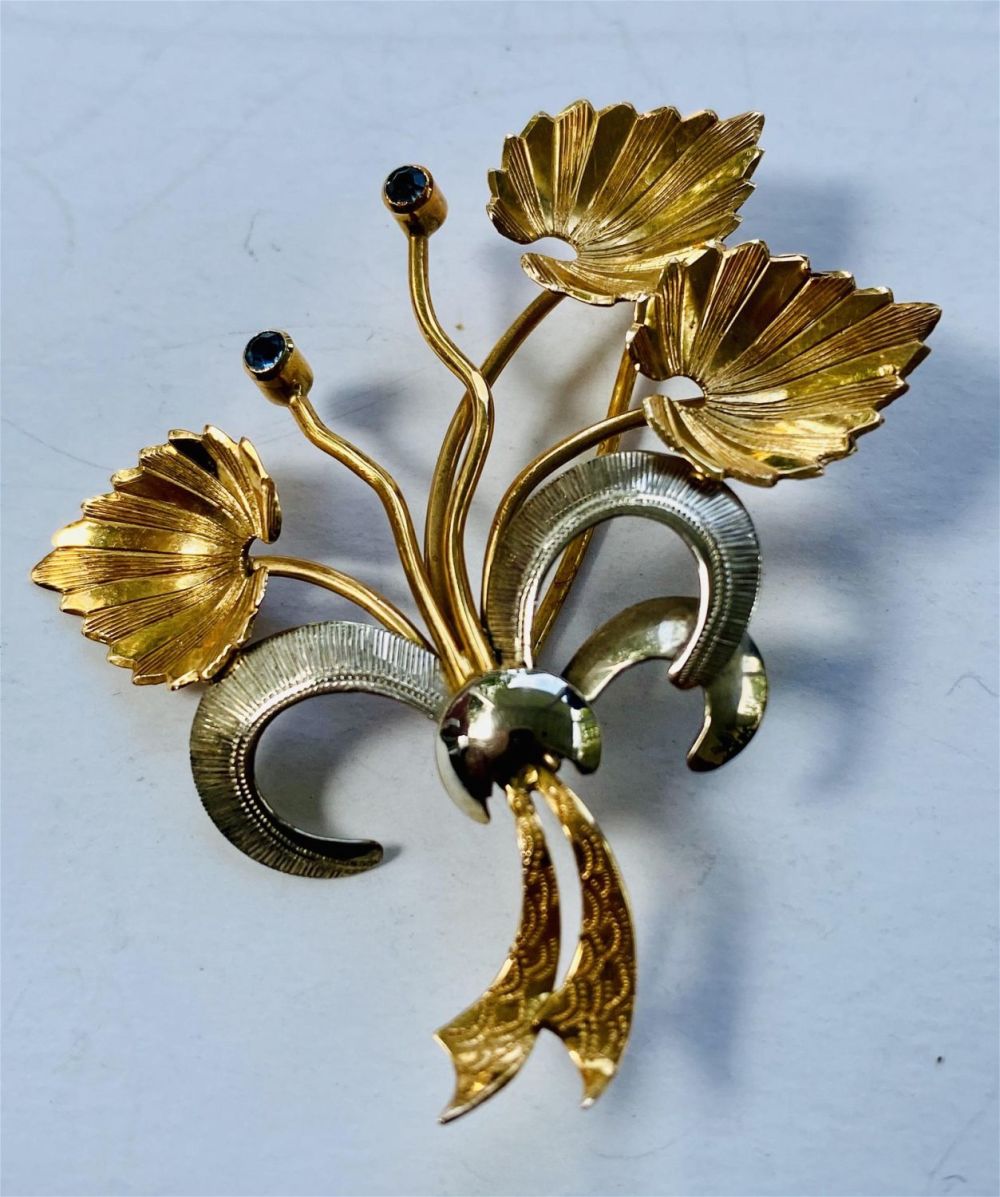 Lot 395: Vintage floral 18k gemstone pin
