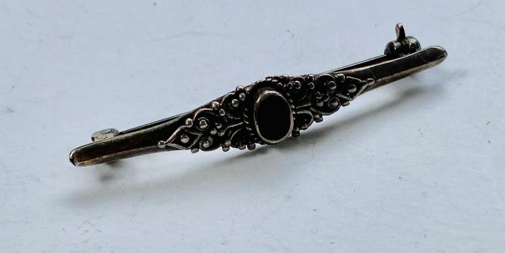 Lot 396: Marcasite sterling onyx bar pin
